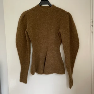 Stickad tröja  - Stickad tröja i Alpaca blend. Storlek XS, större ärmar och avsmalnad i midjan. Sparsamt använd och aldrig tvättad. Hittar ingenting att anmärka på. Frakten kostar 66kr, osårbar frakt med PostNord. Vill man ha billigare frakt så kan jag skicka den utan spårbarfrakt, då blir det billigare 