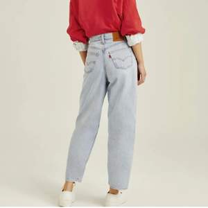 Säljer ett par Levis jeans i modellen ”balloon leg” 💙 Köpta här på plick men passade tyvärr inte mig! Köparen står för eventuell fraktkostnad ☺️