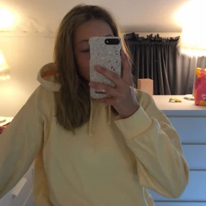 Pastell gul hoodie - Helt ny hoodie i storlek S