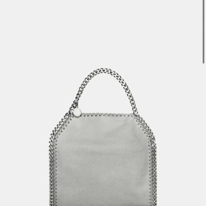 Stella McCartney falabela mini tote - Stella mc väska, bra skick, inte för stor men får plats med mycket mer än vad man tror. ❤️ jättefin till hösten å asbra att ha med sig i alla olika situationer. ORD PRIS 7980kr