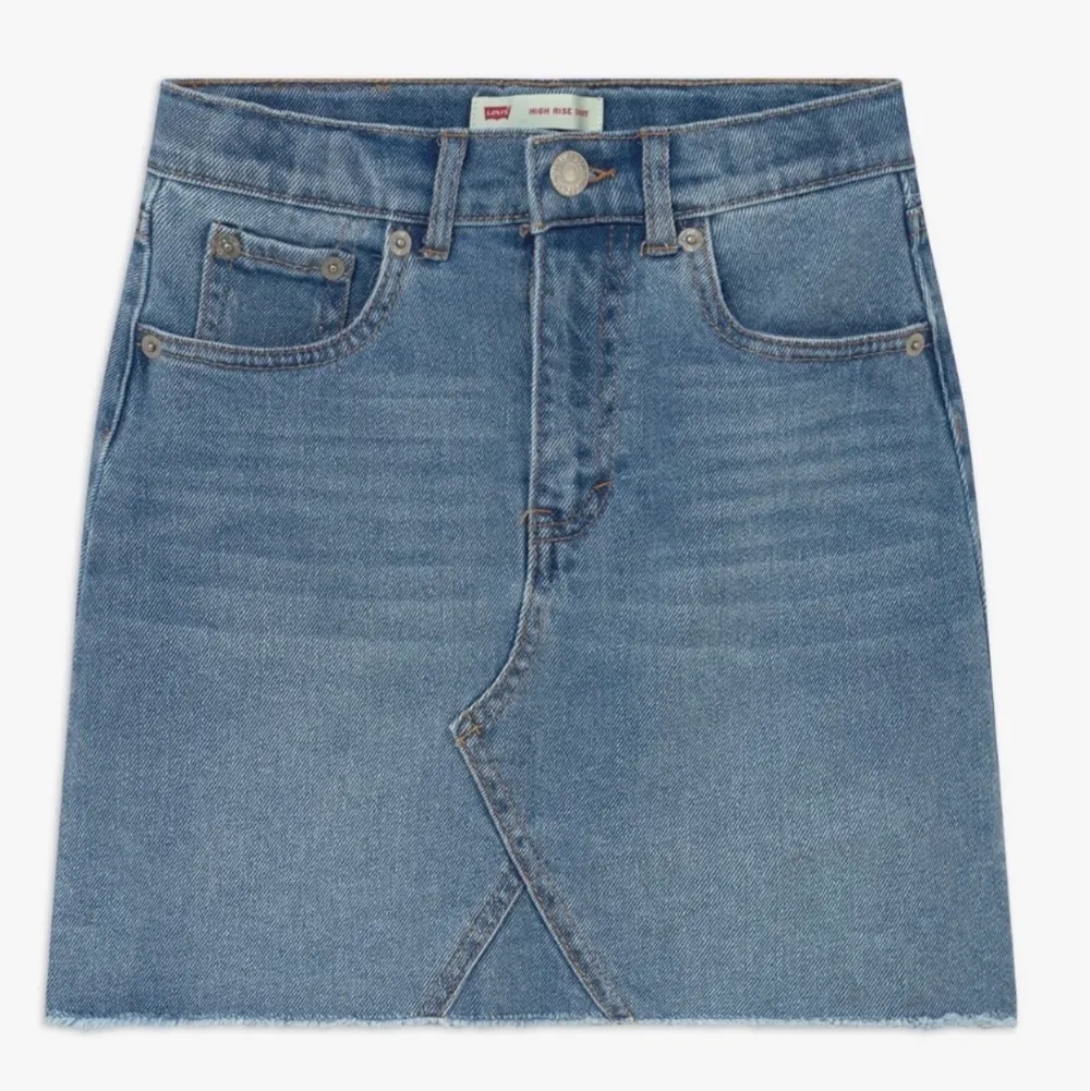 Säljer en fin jeans kjol från Levis i bra skick. Den är i storlek 164 men passar även bra på mig som i vanligt vis har XS eller S. Nypris är 550. Säljer den för 50kr + frakt🌸💗. Kjolar.