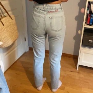 ”Mom” jeans - Fina mom jeans från kollektion Josefin Ekström x NA-KD med liten röd text bak ”badass babe”. Skriv för fler bilder eller frågor!