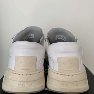 Acne Sneakers  - Galna sneakers från Acne i vit skinn. Använt sparsamt och är tyvärr tvungen att sälja då de är lite för små på mig. Köpte för 2800kr från deras hemsida och säljer nu för 1500kr. Hör av er vid frågor och tjecka gärna in mina andra annonser🤝