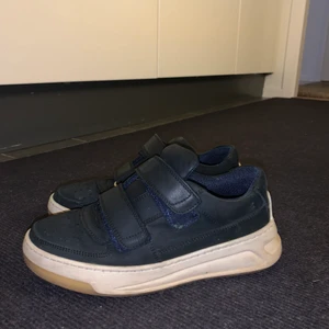 Acne skor  - Acne skor i storlek 36. Kommer inte till användning. Super fräscha och stilrena 