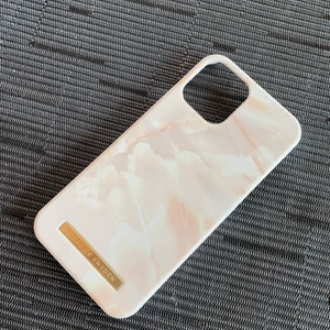 Idel of Sweden skal till iPhone 12❣️ - Funkar till båda iPhone 12/12 pro❣️ rosa med fina detaljer! Själv tycker jag jättemycket om det! Du står för frakten vilket är 15 kr❤️