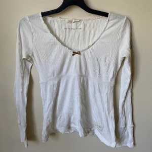 Odd Molly topp - Vit topp från Odd Molly. Bra skick då den knappt är använd! Storlek 0 vilket passar en person som normalt sätt bär XS. Köpt för 400kr men säljs för 50kr. 