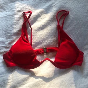 Röd bikini - Helt oanvänd röd bikini. Materialet och färgen är väldigt fin. Frakten ingår ej. Skriv gärna för fler bilder eller om du har några frågor! ❤️❤️