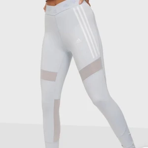 Adidas träningstights - Använda 2 gånger! Fint skick! Från adidas med mesh detaljer! Nypris: 479 kr. Frakt: 66 kr! 😇