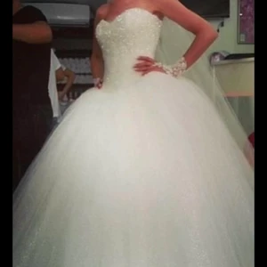 Brudklänning  - Hej nu är de dags att sälja min underbara brudklänning så att någon annan lyckligt lottad får användning för den.  Den har endast används vid ett tillfälle och är i perfekt skick. Klänningen är i storlek XS-S.   Inköpt: 27 000kr  Mitt pris: 7500kr Kan tänkas att gå ner i pris vid en snabb affär.   Du är självklart välkommen att prova klänningen vid intresse.    Mvh 