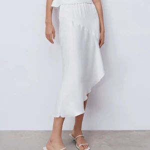 Silkeskjol  - Helt oanvänd silkeskjol från zara i storlek xs, säljer pga att jag aldrig fått användning för den🦋