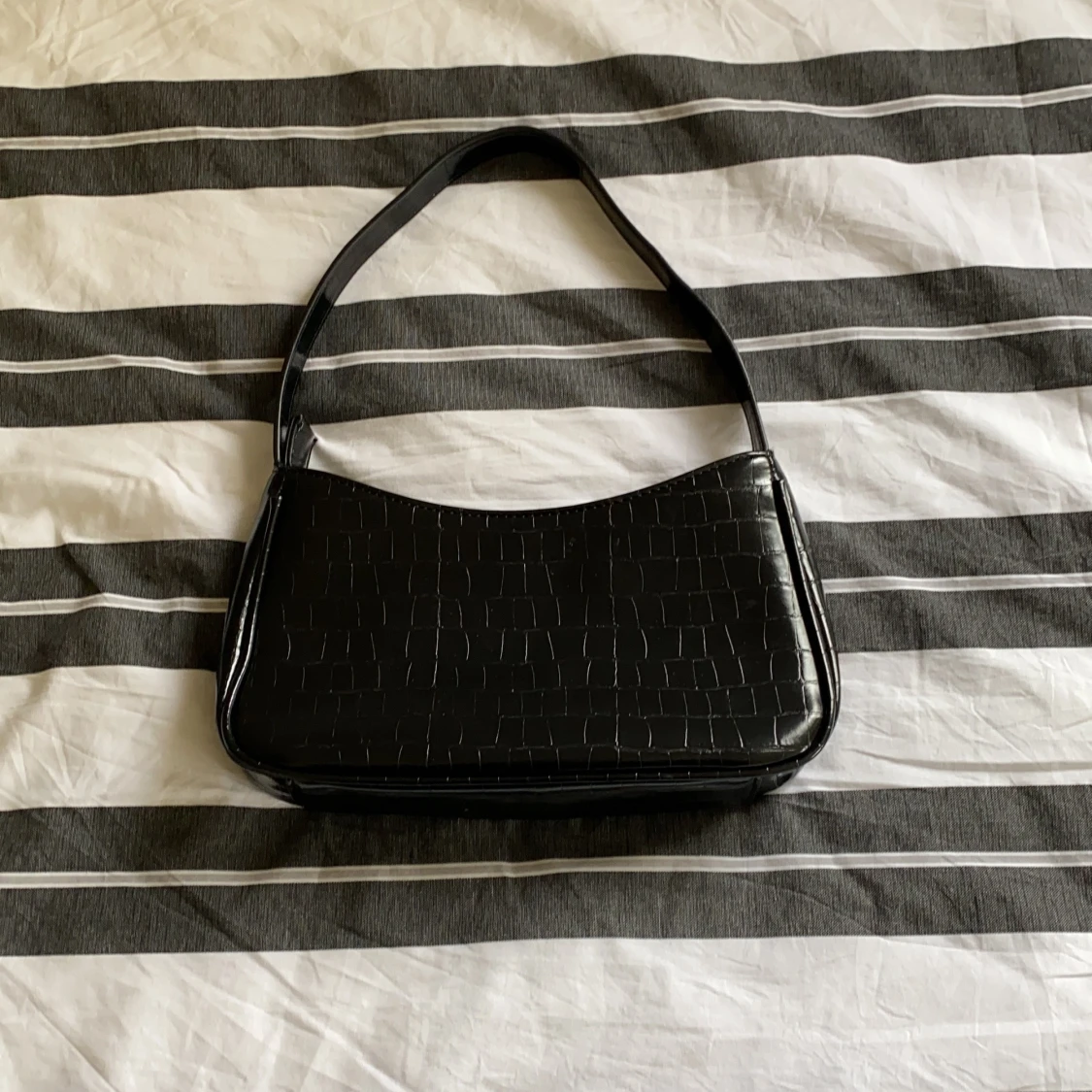 svart axelväska 