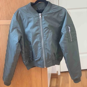  - Jag säljer dessa 3 jackor i ett paketpris. Använda Max 3 gånger, bomberjackan oanvänd. 