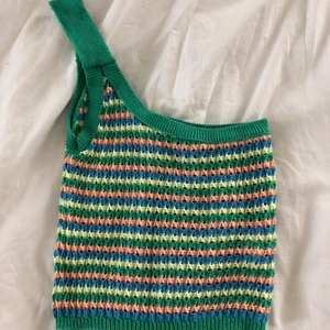 Färgglad stickad topp - Oneshoulder stickad populär topp från Stradravius. Aldrig använd då den var lite för annorlunda för min stil. (Priset är inkl frakt) 💕