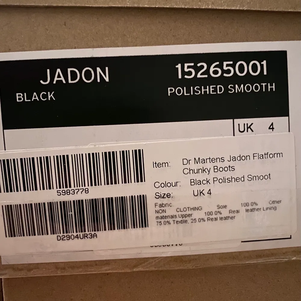 Helt oanvända Dr. Martens Jadon boots. Strl EU 37. Nypris ligger på 2300kr, jag säljer dom för 1500kr. Kvitto finns🤎. Skor.