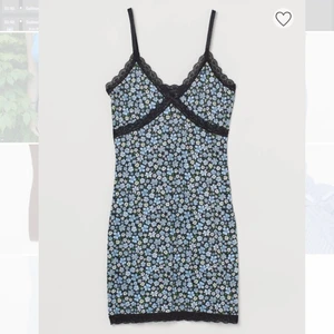 Superfin klänning - Superfin klänning från hm, säljs då jag har dubbletter. Sitter väldigt snyggt på kroppen och har ett jätte somrigt mönster.❤️ frakten är inte inkluderad i priset😊 helt ny enbart testad! 