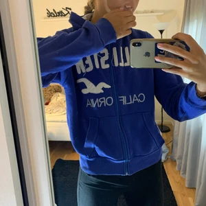 Hollister zip on hoodie - Säljer en blå zip on hoodie från hollister, står att det är storlek L men sitter som S/M. Skicka privat om fler bilder önskas.