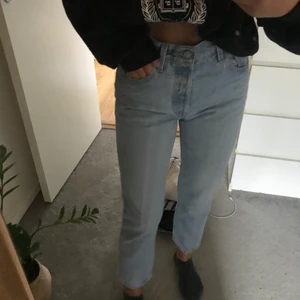 Levis jeans  - Säljer dessa snygga levis klassiska 501 i ljusblå färg💙använda ett fåtal gånger därför i gott skick! Säljs pågrund av att dem inte kommer till användning längre. Köpta från levisstore. 