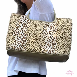 Leopardmönstrad väska <3 - Så cool leopardmönstrad väska, vintage från vezzano • Har tillhörande necessär inuti som man kan ta ut • Följ oss på instagram för att få fri frakt på första köpet 🧸