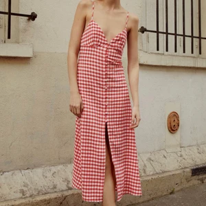 Zara klänning, M - Galet fin rutig sommarklänning från Zara. Slutsåld på hemsidan i alla storlekar. Endast testad så lappen sitter kvar, säljer då den tyvärr ej kommit till användning. 