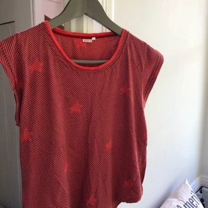 Levis topp, strl S - Tuff kort topp i rött och marinblått med stjärna, storlek S 🪁💥