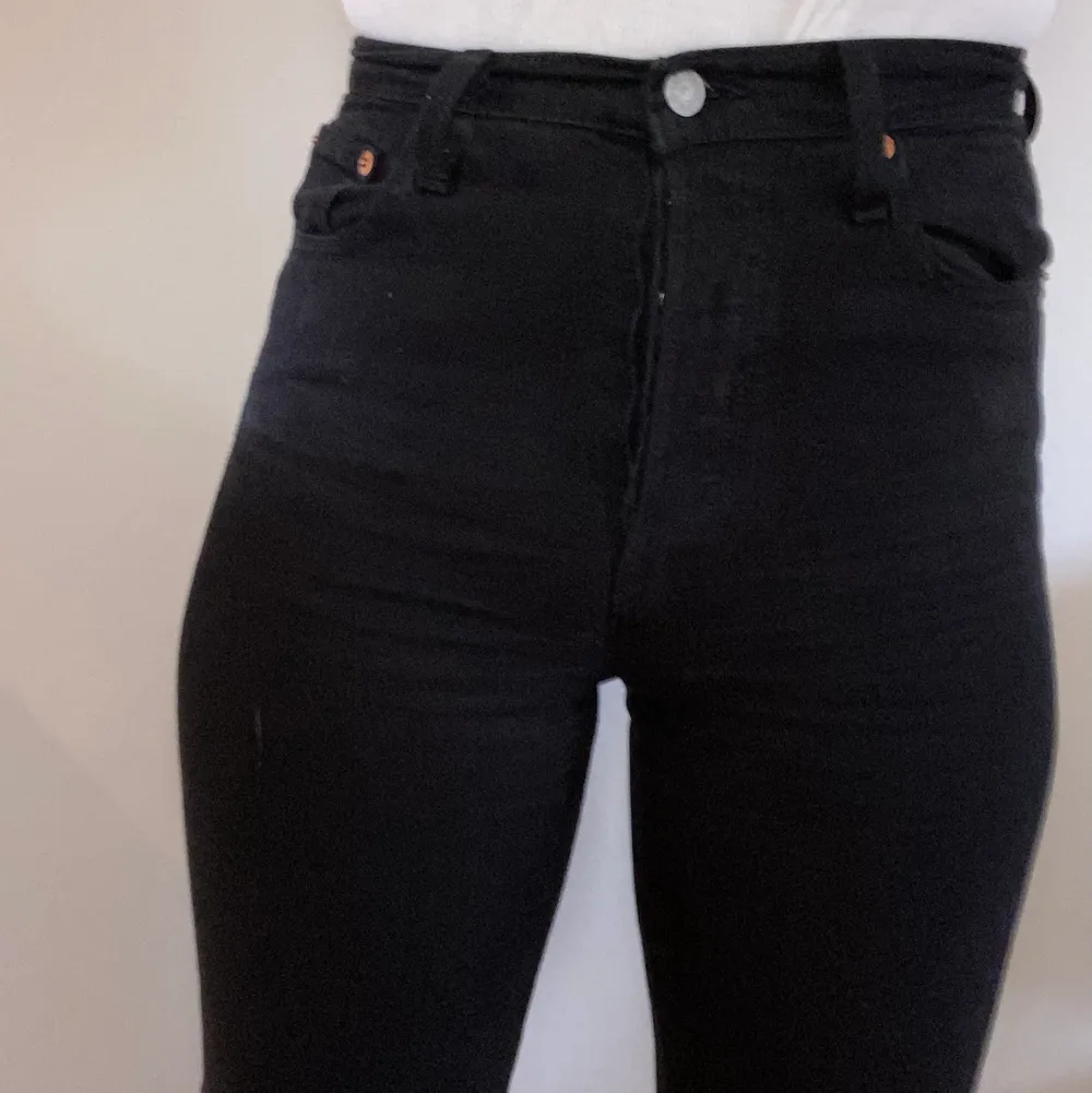 Supersköna och snygga jeans från Levis, modell ribcage straight ankle. Storlek W26 L27, har dock sprättat sömmen för att göra dem lite längre. Köpa för ca ett och ett halvt år sedan och har varit mina favoriter men är nu för små. Hoppas någon annan kan få användning av dem🥰 Kan skickas mot frakt eller mötas upp i Gbg 🌟. Jeans & Byxor.