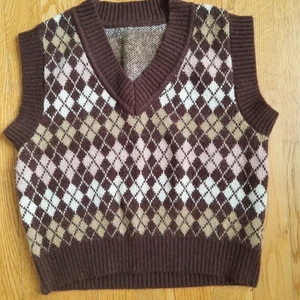 Brown vest - Säljer denna fina västen jag köpte eftersom den inte kommer till användning längre. Kondition: jättebra men har dessa vita "tråd" som stycker ut men det syns knappt. Storlek: M. Bud start från 200 + frakt. Ignorera hashtagen