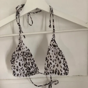 Bikini överdel - Säljer denna bikiniöverdel då den är för liten, och heller inte kommit till användning så mycket. Storlek 36/S🤎 ( Frakten är ej inkluderad)