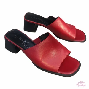 90s Sandaletter - Röda 90s sandaletter  🍬 I använt skick • Storlek 37 • Följ oss på instagram och kommentera för att få gratis frakt vid första köp 🧸