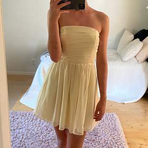 Gul klänning från Nelly med ”kjolen” i flera lager, helt oanvänd!💛