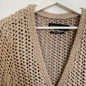 Kofta - Kofta med lite lätt skimrande glitter. Storlek L. 90% bomull & 10% nylon 🌟