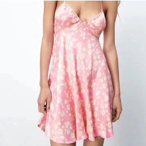 Klänning från Zara - Lägger upp igen pga oseriösa köpare! En sååå fin klänning från zara med knytning i nacken. Storlek S. Perfekt i sommar eller med en stickad tröja över när det blir kallare. Frakt ingår ej i pris💚💛💓 Lägg bara bud om du är säker på att du vill köpa den🥰 