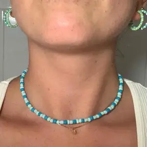 Blått handgjort halsband 🫐💙