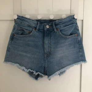 Shorts - Säljer dessa ljusblå shorts från H&M. Dom är i storlek 36 men passar xs/s. Andvända en gång.                                              Köparen står för frakten!