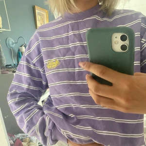 lila-randig sweatshirt - köpt förra sommaren på junkyard, knappt använd så mkt bra skick! strl M 