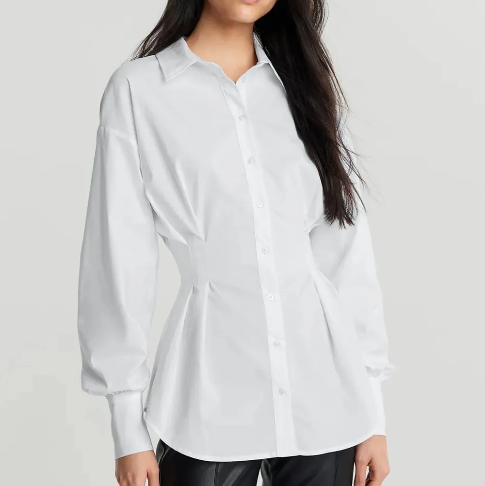 Superfin skjorta med markerad midja aldrig använd endast provad! Köptes för 430kr på Gina🤍 eventuell frakt tillkommer och priset är diskuterbart🖤. Skjortor.
