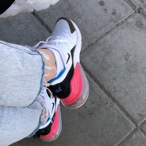 Nike 270 skor. Storlek 38 - Säljer pågrund av fel storlek, använt de ungefär 5 gånger bara. frakt kan delas upp i pris beroende på diskussionen :)
