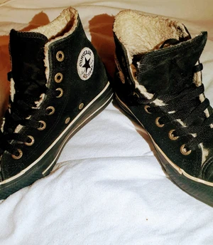 Unika Converse, sneakers. Vadderade 🌺 - Ett par unika Converse (Stl 36?-37) som inte alla andra  har :)   Supersköna och vadderade, perfekta nu för vi vinten 🥶     Säljes billigt, rensar ut hemma så MÅNGA annonser G👍. Så söker du något speciellt (märkeskläder, smik, parfym, jackor,skor mm ett mess. Flera bilder finns att få.🌸 💌                                                                                                         Postas över hela Sverige, helst med rek. post för bådas säkerhet.