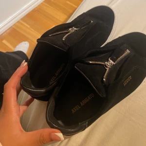 Axel Arigato zip - Jag säljer mina splitte nya Clean 90 zip skor i storlek 36. Aldrig använt pga att jag beställde fel storlek.
