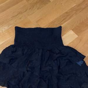 Säljer denna fina kjol i stolek xs den är super fin men tyvärr inte något för mig!❤️ den är aldorg använd och är i som ny! 