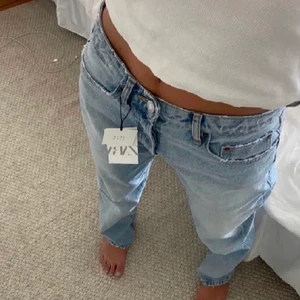 Zara mid rise jeans💋 - KÖP DIREKT FÖR 500kr💗Sjukt sjukt snygga zara midrise jeans som tyvär inte kommer till så mycket användning då jag känner att jag inte riktigt passar i dem💋så himla coola dock!! As sköna, använda ett fåtal gånger, köpta på plick och då var dem som nya så väldigt bra skick. Passar på mig som är 1,63 och vanligtvis är 32-34 i jeans strl💗köparen står för frakten, om många intresserade blir det budgivning
