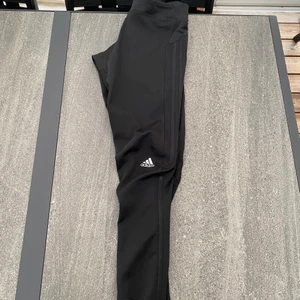 Adidas träningstights kort modell - Storlek S. Aldrig använda endast peivade
