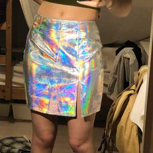 säljer en supercool holografisk pencilskirt med ett slit! köpt online för några år sen och endast använd en gång. i fint skick! 