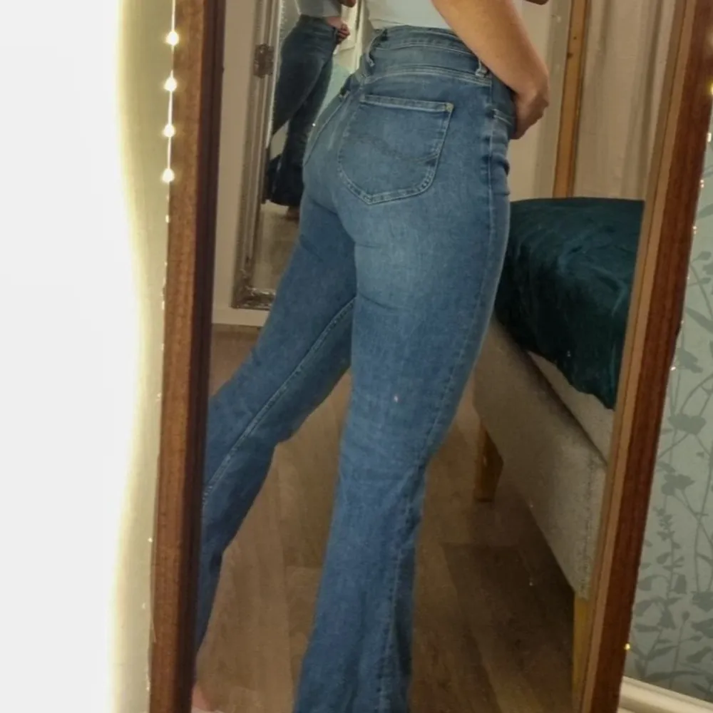 Ett par jätte snygga och super sköna bootcut jeans från lee som inte används för att de är förstora🥺 storlek W29 L31. Jeans & Byxor.
