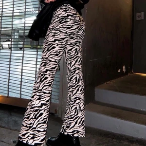 Motel rocks zebra byxor  - Motel rocks zebra byxor. Använd 2ggr. Ny pris 670kr💗💗 det är jag på sista bilden