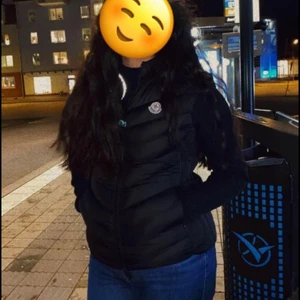 Moncler väst - Vid mer information och intresse skicka iväg ett dm