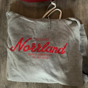 The great norrland hoodie  - Fint skick, hjälper min far att sälja bort kläder som har blivit förstor! Storlek XXL 300kr