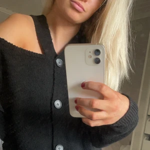 Stickad tröja med öppna axlar - Säljer denna fina svartstickade tröjan med cut out vid axlarna som inte kommer till användning 😊