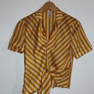 Säljer denna satinskjorta från Mango, i en fin gul-orange färg. Den är i storlek xs och jag säljer den då den är för liten på mig. Man knyter den i midjan. Använd Max 3-4 ggr så den är i väldigt fint skick🥰✨ Nypris var 300kr. 