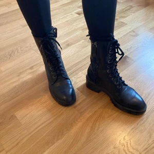 Skinnboots Massimo Dutti, vinter 2020 - Inköpta okt 2020 på Massimo Dugti för 1800kr. Klassiska läderkängor storlek 37. Nypris 1800kr