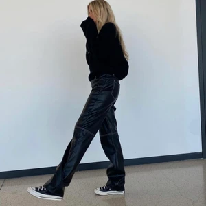 Skinnbyxor - Byxor från Josefine HJ senaste kollektion med NA-KD. För stora för mig. Är 161 cm. Inte mina bilder. 